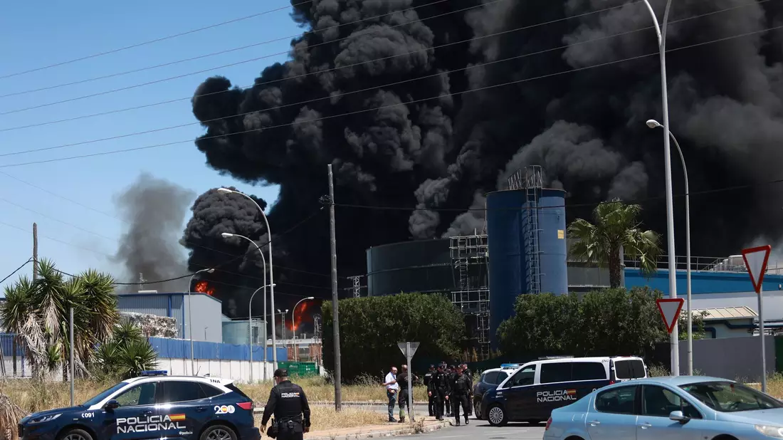 Die Verwaltung der südspanischen Stadt Alcalá de Guadaíra bei Sevilla rief die Bewohner auf, sich wegen eins Brandes in einer Lagerhalle mit Chemikalien möglichst nicht im Freien aufzuhalten. - Bild: Rocio Ruz/Europa Press/AP/dpa