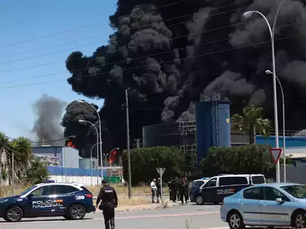 Die Verwaltung der südspanischen Stadt Alcalá de Guadaíra bei Sevilla rief die Bewohner auf, sich wegen eins Brandes in einer Lagerhalle mit Chemikalien möglichst nicht im Freien aufzuhalten. - Foto: Rocio Ruz/Europa Press/AP/dpa