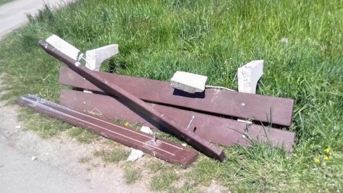 POL-UL: (BC) Kirchdorf an der Iller - Vandalen unterwegs / Am vergangenen Wochenende zerstörten Unbekannte eine Sitzbank bei Kirchdorf an der Iller. - Foto: presseportal.de