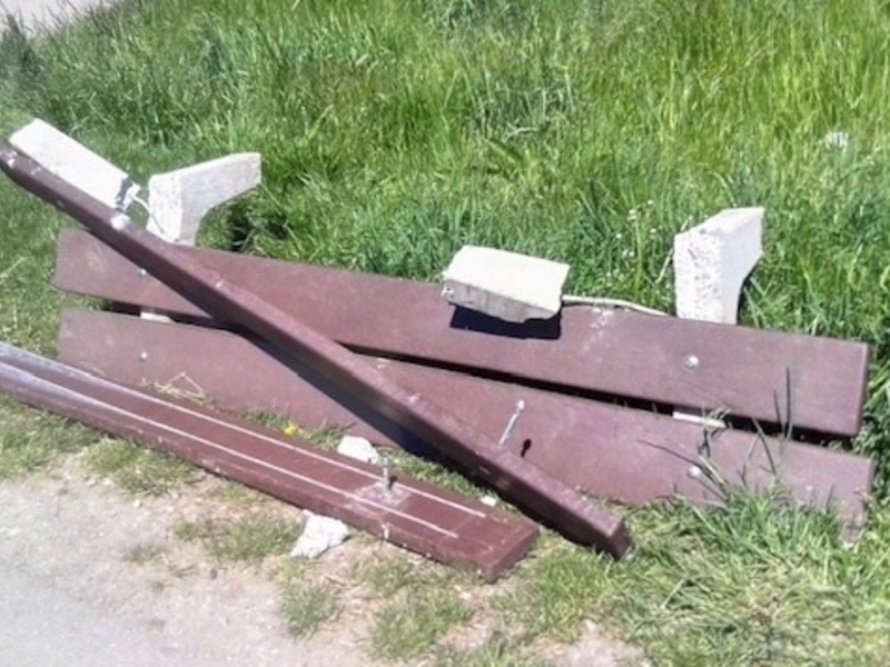 POL-UL: (BC) Kirchdorf an der Iller - Vandalen unterwegs / Am vergangenen Wochenende zerstörten Unbekannte eine Sitzbank bei Kirchdorf an der Iller. - Foto: presseportal.de