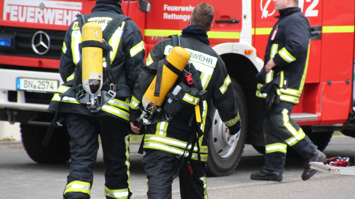 FW-BN: Balkonbrand in Bonn -Plittersdorf. Feuerwehr rettete Bewohner aus Wohnung. - Foto: presseportal.de