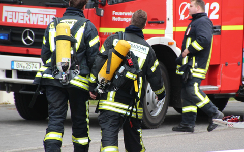 FW-BN: Balkonbrand in Bonn -Plittersdorf. Feuerwehr rettete Bewohner aus Wohnung. - Foto: presseportal.de FW-BN: Balkonbrand in Bonn -Plittersdorf. Feuerwehr rettete Bewohner aus Wohnung. - Foto: presseportal.de