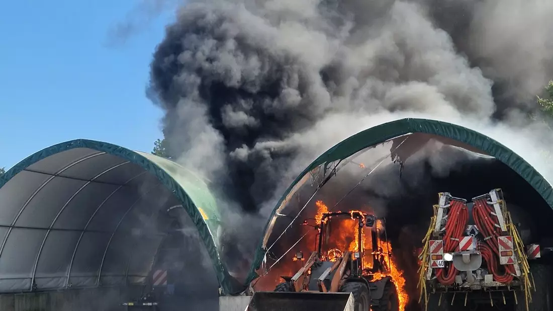 POL-DEL: Landkreis Oldenburg: Brand in Maschinenhalle in Hude ++ zwei Radlader komplett zerstört ++ Ermittlungen zur Brandursache dauern an - Bild: presseportal.de