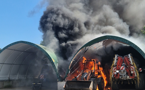 POL-DEL: Landkreis Oldenburg: Brand in Maschinenhalle in Hude ++ zwei Radlader komplett zerstört ++ Ermittlungen zur Brandursache dauern an - Foto: presseportal.de