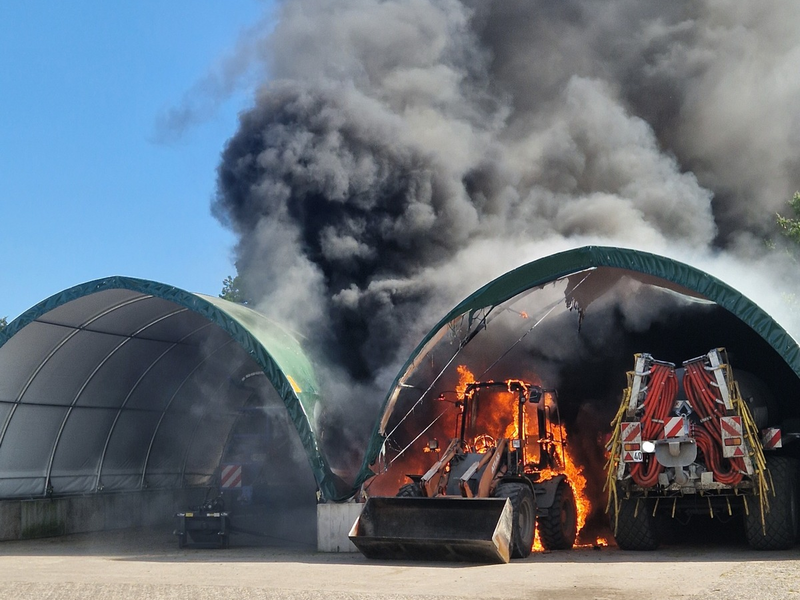 POL-DEL: Landkreis Oldenburg: Brand in Maschinenhalle in Hude ++ zwei Radlader komplett zerstört ++ Ermittlungen zur Brandursache dauern an - Foto: presseportal.de