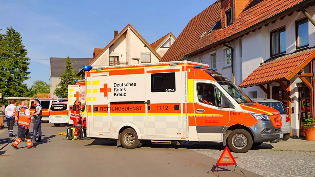 Zwei Fußgänger sind bei dem Vorfall in Notzingen verletzt worden. - Bild: Kaczor/SDMG/dpa