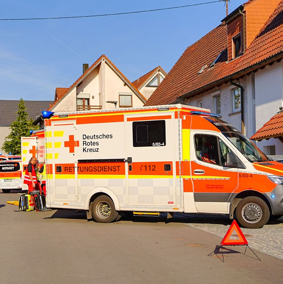 Zwei Fußgänger sind bei dem Vorfall in Notzingen verletzt worden. - Foto: Kaczor/SDMG/dpa