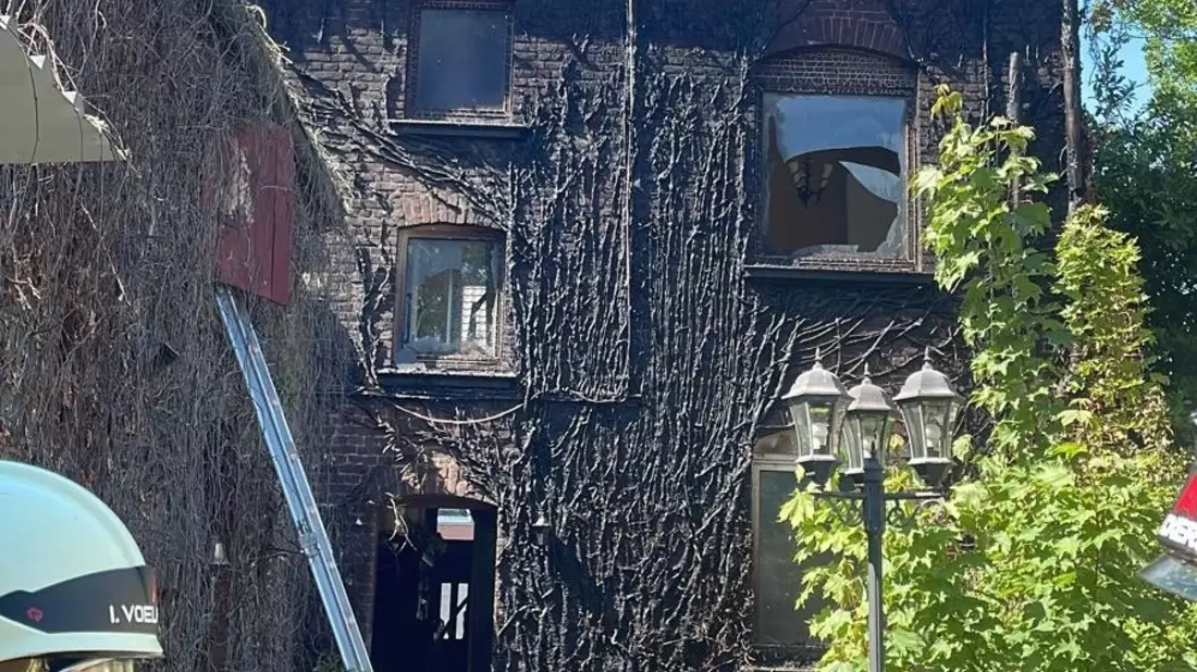 FW Rheurdt: Fassade brennt nach Flämmarbeiten - eine Person verletzt - Bild: presseportal.de