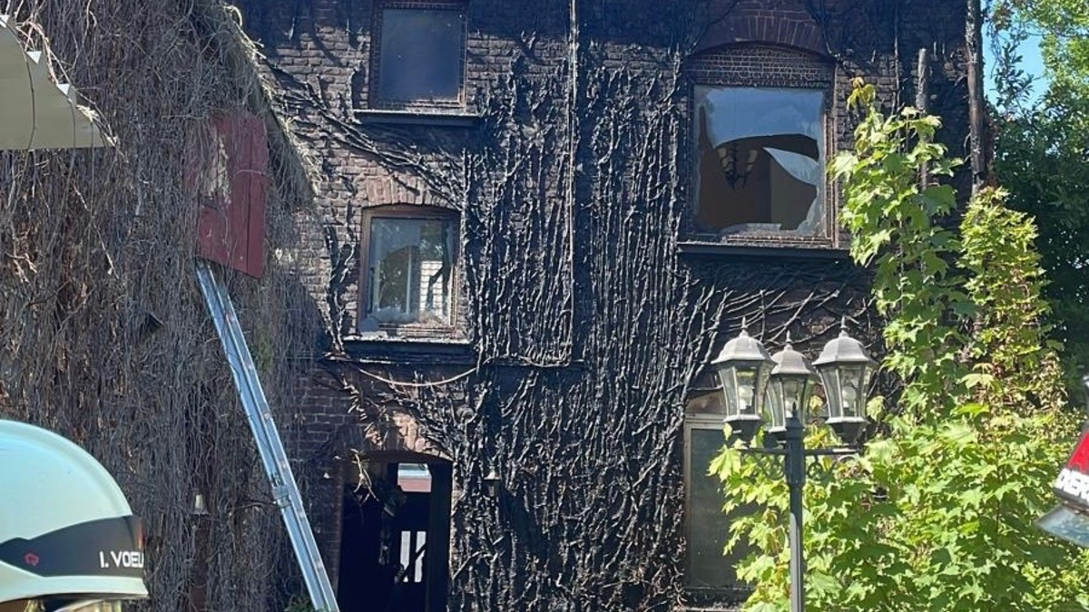 FW Rheurdt: Fassade brennt nach Flämmarbeiten - eine Person verletzt - Foto: presseportal.de