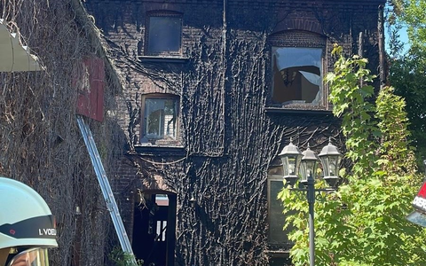 FW Rheurdt: Fassade brennt nach Flämmarbeiten - eine Person verletzt - Foto: presseportal.de