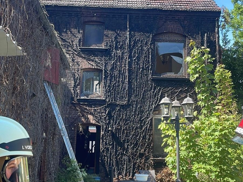 FW Rheurdt: Fassade brennt nach Flämmarbeiten - eine Person verletzt - Foto: presseportal.de
