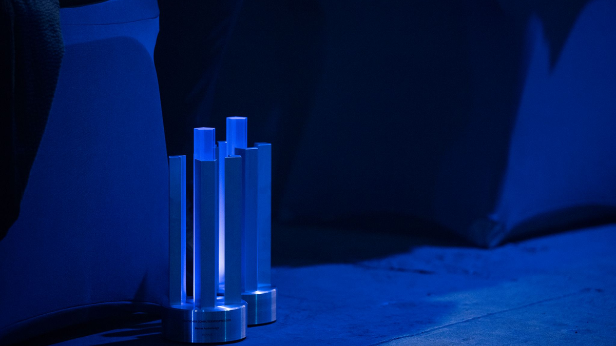 Zwei der begehrten Trophäen beim Deutschen Computerspielpreis. (Archivbild) - Foto: Hannes P Albert/dpa