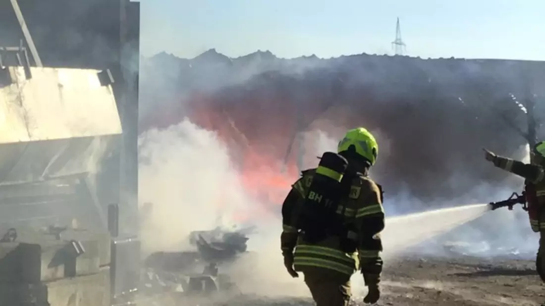 FW Paderborn: Brand eines Unterstands auf einem landwirtschaftlichen Anwesen - Bild: presseportal.de