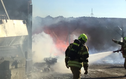 FW Paderborn: Brand eines Unterstands auf einem landwirtschaftlichen Anwesen - Foto: presseportal.de
