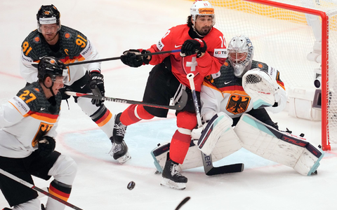 Gegen Deutschland steht der Schweizer Routinier Andres Ambühlvor seinem 145. WM-Einsatz - Foto: Darko Vojinovic/AP/dpa