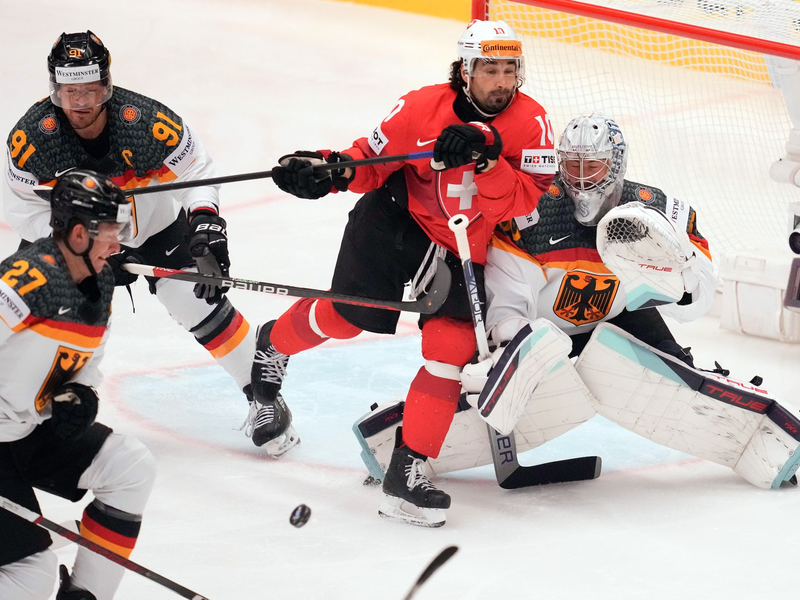 Gegen Deutschland steht der Schweizer Routinier Andres Ambühlvor seinem 145. WM-Einsatz - Foto: Darko Vojinovic/AP/dpa