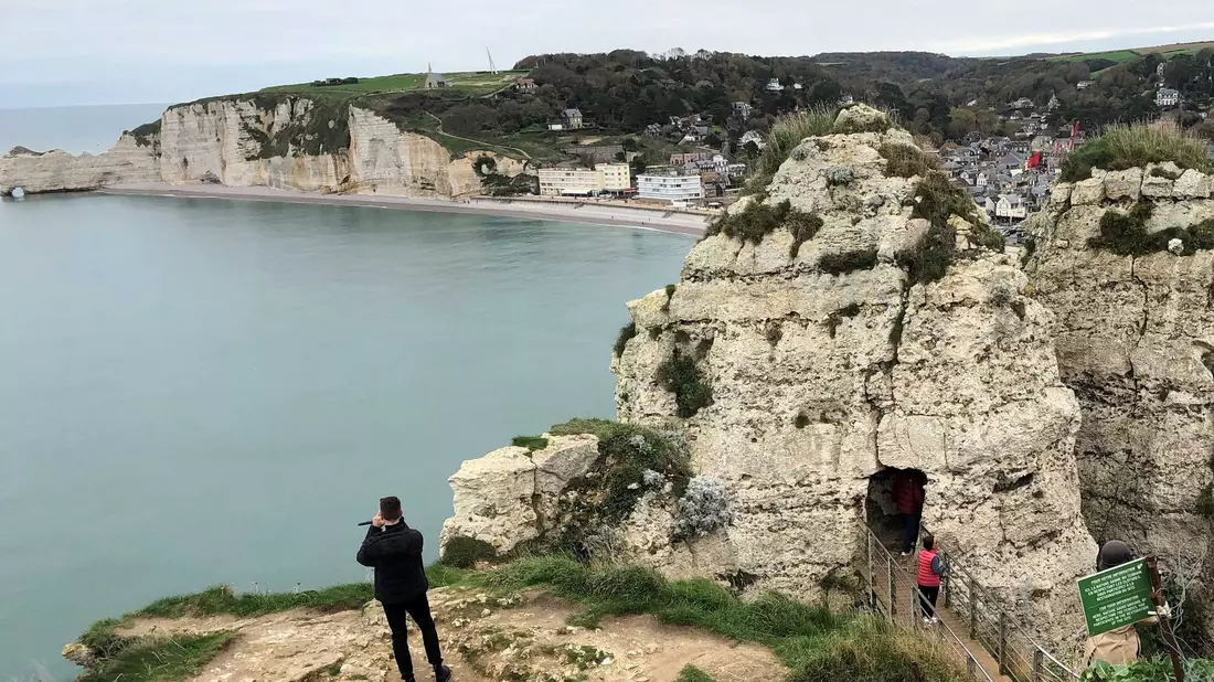 Seit langem wird vor Felsabbrüchen und Unfällen an den Kreidefelsen von Étretat gewarnt. (Archivbild) - Bild: Michael Evers/dpa