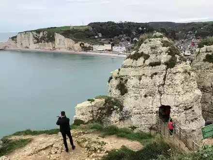 Seit langem wird vor Felsabbrüchen und Unfällen an den Kreidefelsen von Étretat gewarnt. (Archivbild) - Foto: Michael Evers/dpa