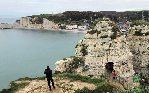 Seit langem wird vor Felsabbrüchen und Unfällen an den Kreidefelsen von Étretat gewarnt. (Archivbild) - Foto: Michael Evers/dpa