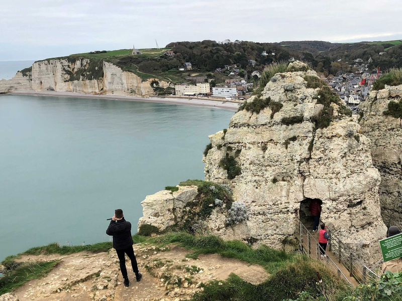 Seit langem wird vor Felsabbrüchen und Unfällen an den Kreidefelsen von Étretat gewarnt. (Archivbild) - Foto: Michael Evers/dpa