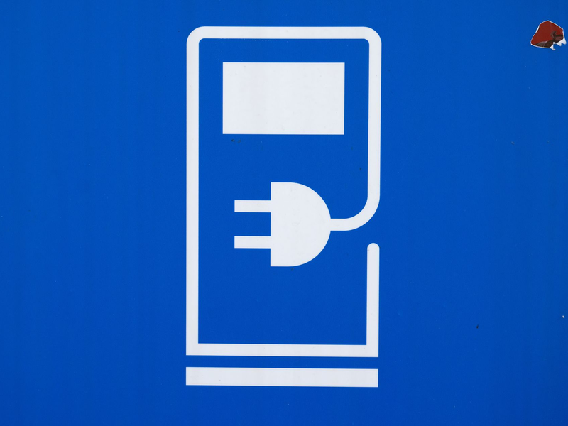 Die Mehrheit der privaten Autobesitzer in Deutschland misstraut nach einer Umfrage der HUK Coburg nach wie vor dem Elektroauto. (Symbolbild) - Foto: Sven Hoppe/dpa