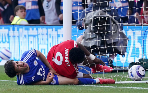 Forest-Stürmer Awoniyi (r) soll aus dem Koma erwacht sein. - Foto: Jacob King/PA Wire/dpa