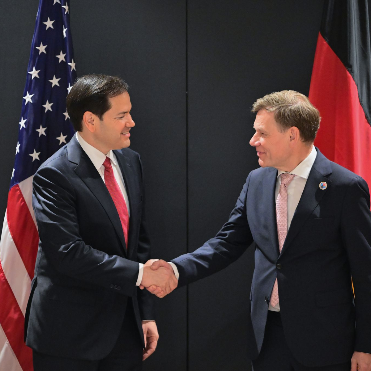 Stellt sich hinter die Forderungen von Trump: Außenminister Johann Wadephul (r.), hier mit seinem US-Kollegen Marco Rubio. - Foto: Sebastian Christoph Gollnow/dpa