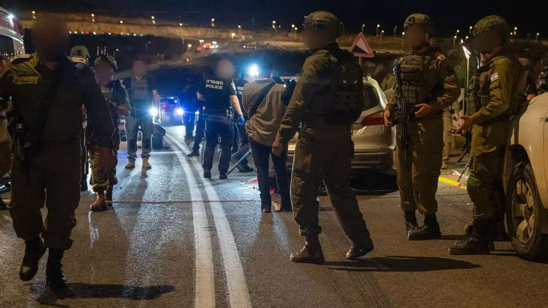 Soldaten am Ort des Anschlags im Westjordanland.  - Bild: -/Israeli Defence Force IDF/dpa