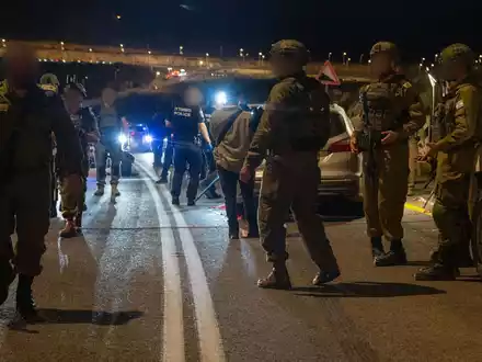 Soldaten am Ort des Anschlags im Westjordanland.  - Foto: -/Israeli Defence Force IDF/dpa