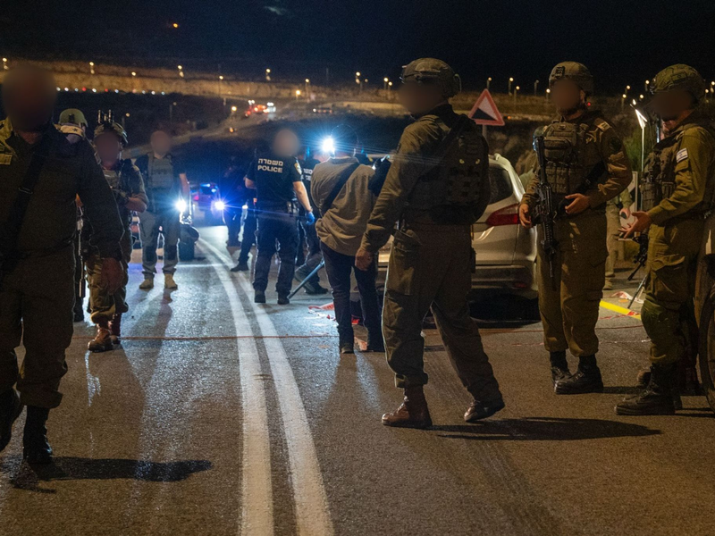 Soldaten am Ort des Anschlags im Westjordanland.  - Foto: -/Israeli Defence Force IDF/dpa