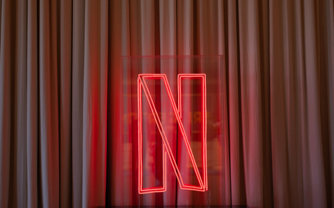 Netflix hat zwei weitere Staffeln für die Erfolgsserie «Bridgerton» angekündigt. (Symbolbild) - Foto: Rolf Vennenbernd/dpa