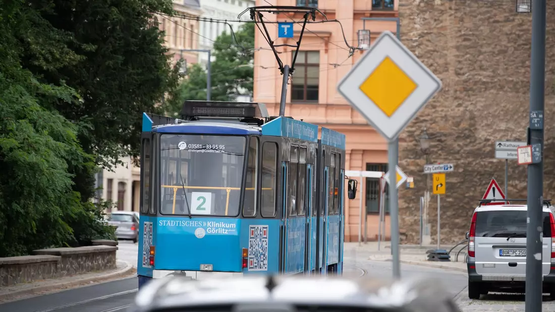 Ein gut ausgebauter ÖPNV macht Regionen für Touristen und Arbeitgeber attraktiv - und trägt somit zur Bruttowertschöpfung bei. (Symbolbild) - Bild: Soeren Stache/dpa