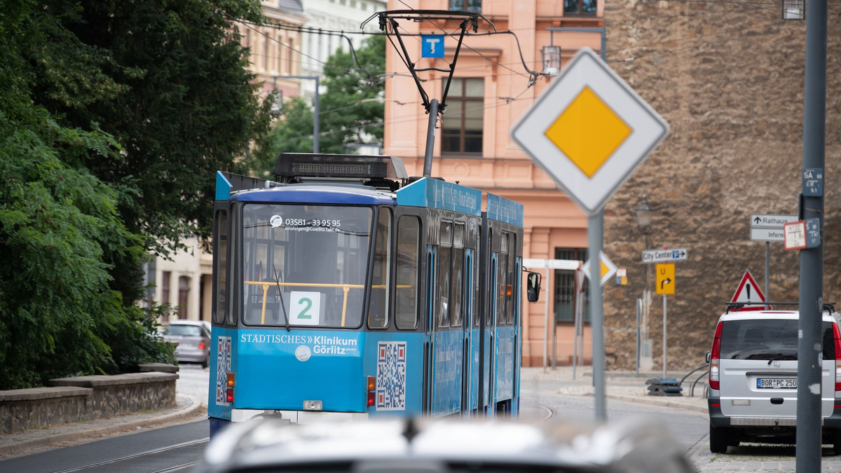 Ein gut ausgebauter ÖPNV macht Regionen für Touristen und Arbeitgeber attraktiv - und trägt somit zur Bruttowertschöpfung bei. (Symbolbild) - Foto: Soeren Stache/dpa