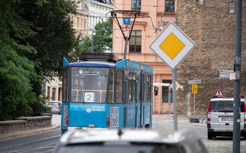 Ein gut ausgebauter ÖPNV macht Regionen für Touristen und Arbeitgeber attraktiv - und trägt somit zur Bruttowertschöpfung bei. (Symbolbild) - Foto: Soeren Stache/dpa