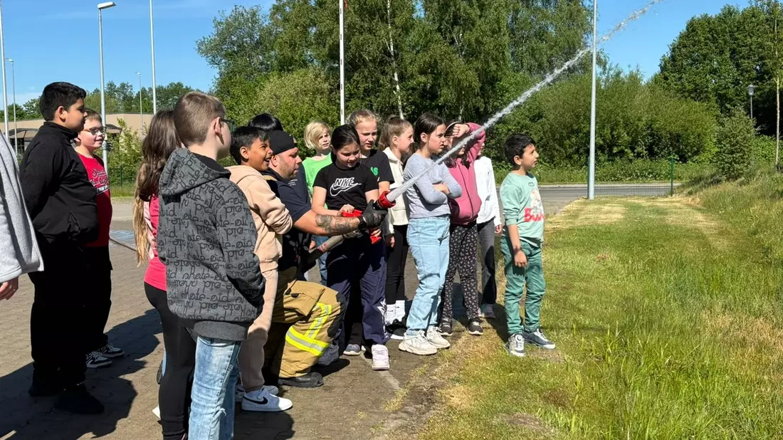 FW-OLL: Brandschutzerziehung hautnah: Feuerwehr Wildeshausen veranstaltet Aktionstag für Kinder - Bild: presseportal.de