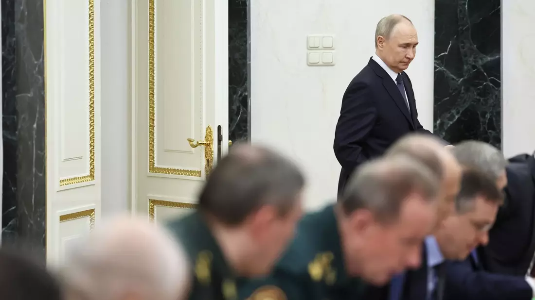 Putin hat in einer Sondersitzung vor den Verhandlungen noch einmal alle wichtigen Berater zusammengetrommelt. - Bild: Alexander Kazakov/Sputnik/Kremlin Pool/AP/dpa