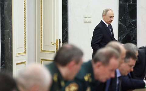 Putin hat in einer Sondersitzung vor den Verhandlungen noch einmal alle wichtigen Berater zusammengetrommelt. - Foto: Alexander Kazakov/Sputnik/Kremlin Pool/AP/dpa