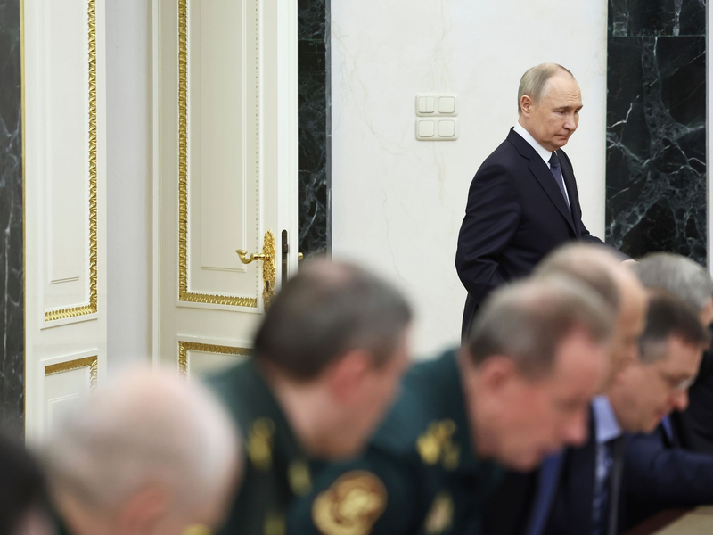 Putin hat in einer Sondersitzung vor den Verhandlungen noch einmal alle wichtigen Berater zusammengetrommelt. - Foto: Alexander Kazakov/Sputnik/Kremlin Pool/AP/dpa