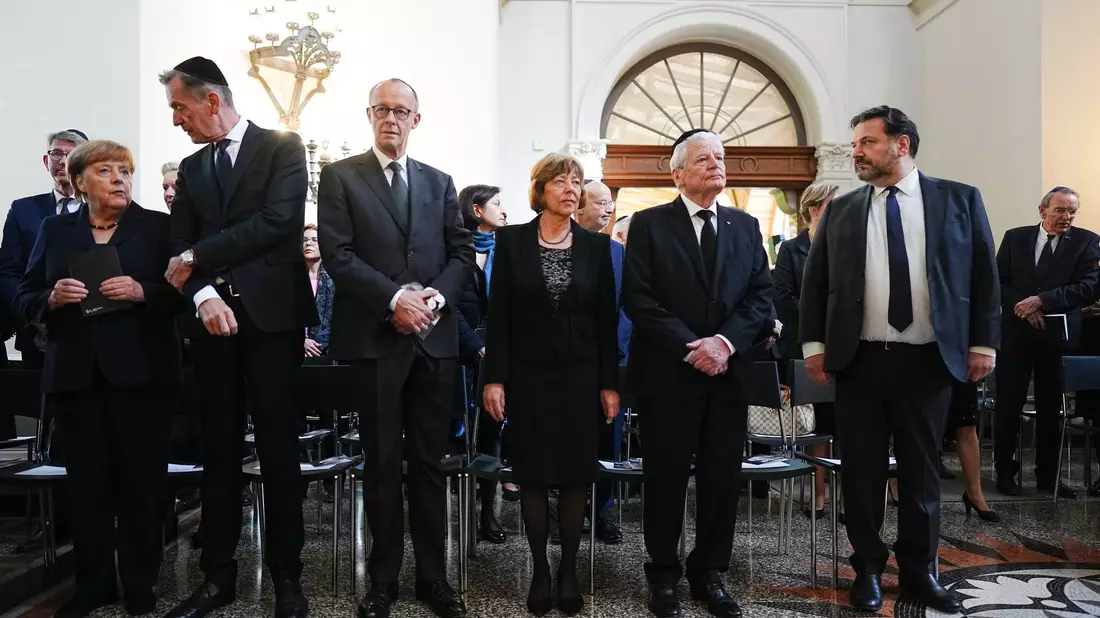Auch Iris Berben und Dunja Hayali gehörten zu den Trauergästen.  - Bild: Kay Nietfeld/dpa Pool/dpa