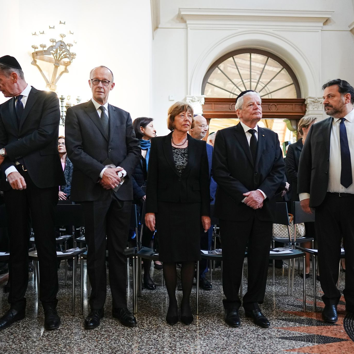 Auch Iris Berben und Dunja Hayali gehörten zu den Trauergästen.  - Foto: Kay Nietfeld/dpa Pool/dpa