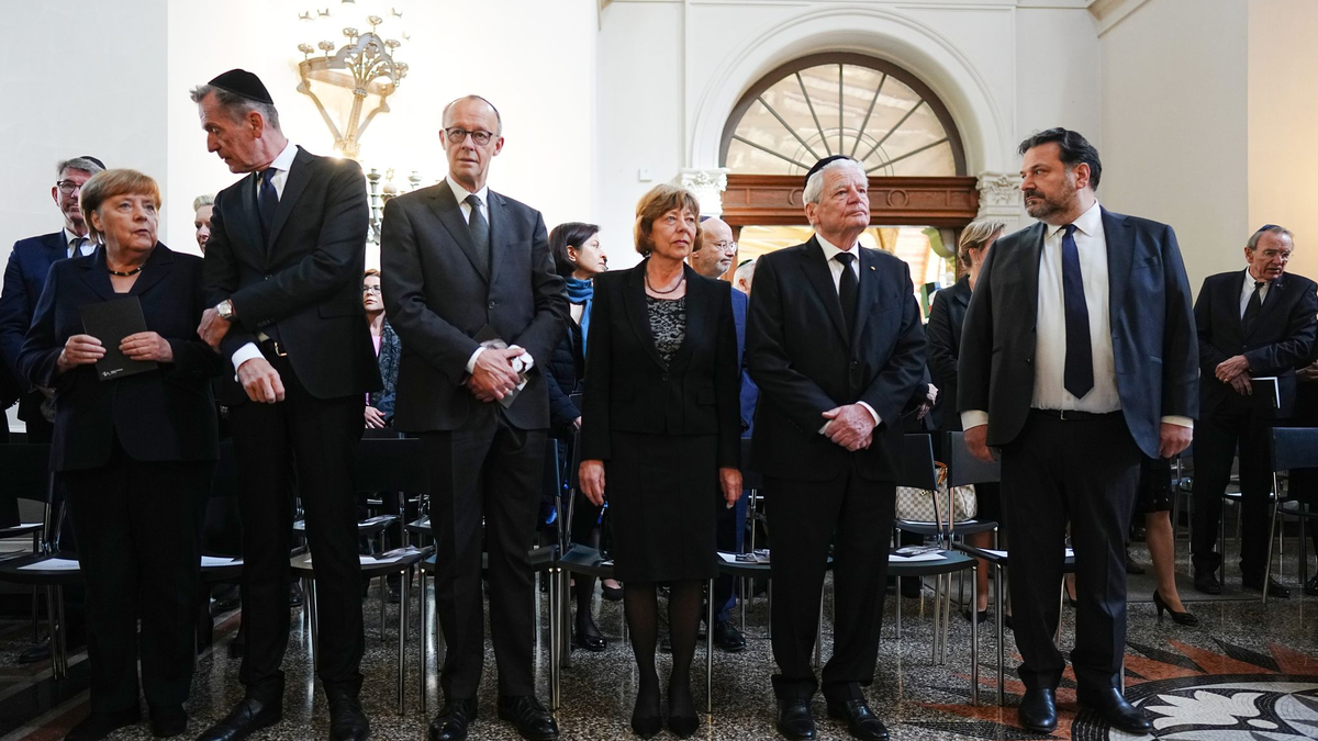 Bundeskanzler Friedrich Merz und der frühere Bundespräsident Joachim Gauck.  - Foto: Kay Nietfeld/dpa Pool/dpa