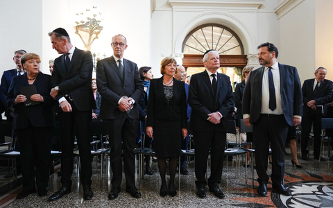 Bundeskanzler Friedrich Merz und der frühere Bundespräsident Joachim Gauck.  - Foto: Kay Nietfeld/dpa Pool/dpa