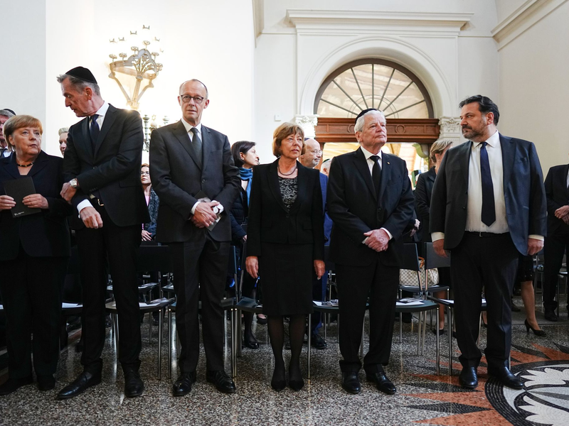 Auch Iris Berben und Dunja Hayali gehörten zu den Trauergästen.  - Foto: Kay Nietfeld/dpa Pool/dpa