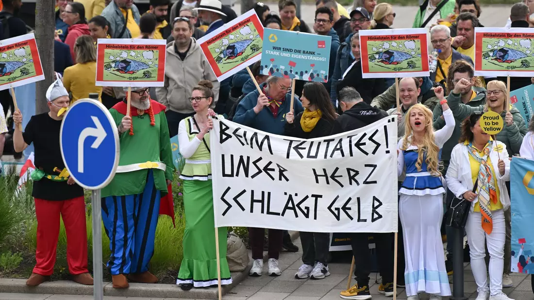 Beschäftigte nutzten die Commerzbank-Hauptversammlung 2025 zum Protest gegen eine mögliche Übernahme. (Archivbild) - Bild: Arne Dedert/dpa