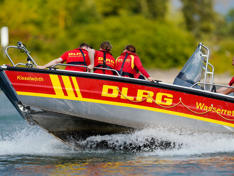 1.446 Menschen haben die DLRG-Helfer 2024 das Leben gerettet - darunter 699 Menschen, die vor dem Ertrinken bewahrt wurden. (Archivbild) - Foto: Uwe Anspach/dpa