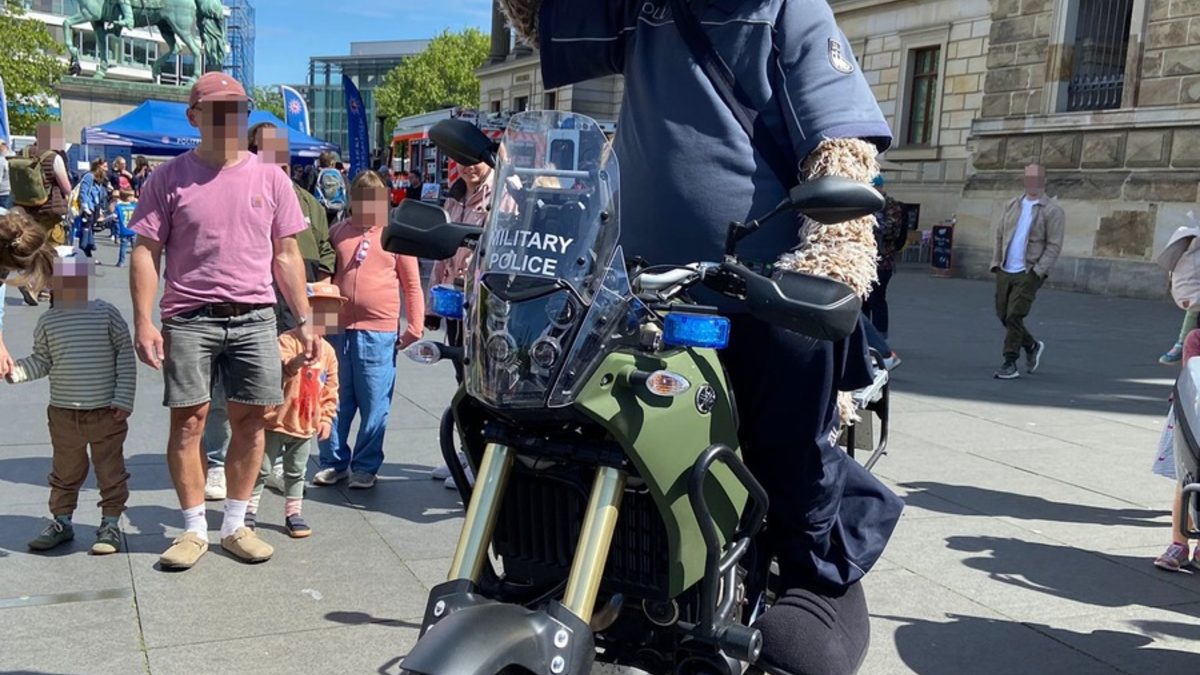 HZA-BS: Besucheransturm beim Blaulichttag auf dem Schlossplatz - Foto: presseportal.de