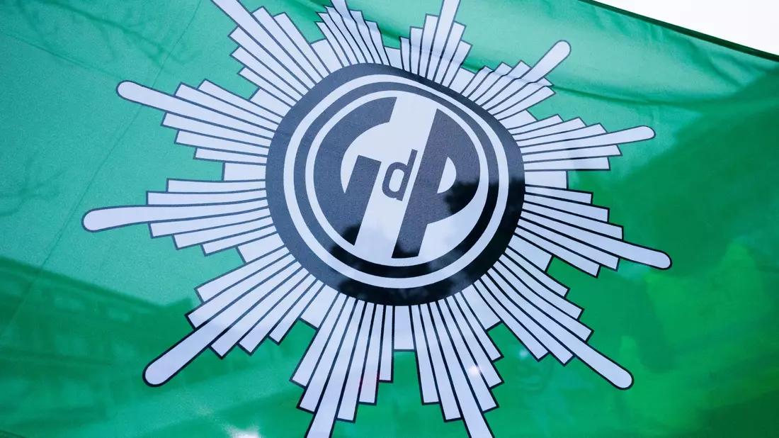 Die Gewerkschaft der Polizei (GdP) sagt, ohne mehr Personal seien die Grenzkontrollen auf dem aktuellen Niveau nicht lange durchzuhalten. (Symbolbild) - Bild: Christophe Gateau/dpa