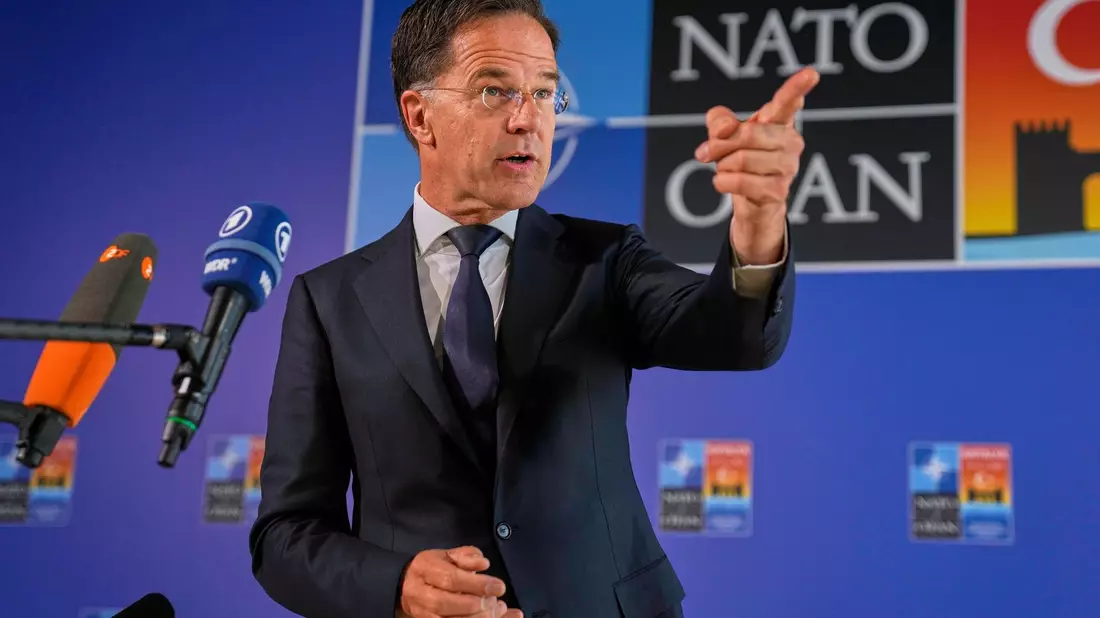 Nato-Generalsekretär Mark Rutte hat vorgeschlagen, bei der Berechnung der BIP-Quote stärker auch Investitionen in militärisch nutzbare Infrastruktur zu berücksichtigen. - Bild: Khalil Hamra/AP/dpa