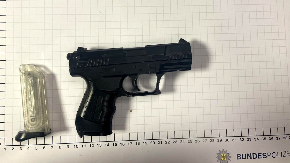 BPOL NRW: 14-Jähriger sucht Bundespolizeiwache mit Softair-Waffe auf - Foto: presseportal.de
