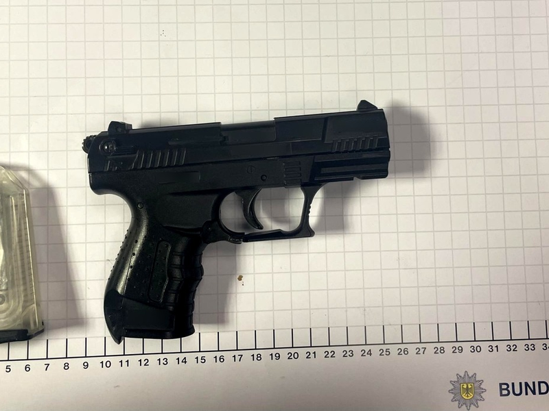 BPOL NRW: 14-Jähriger sucht Bundespolizeiwache mit Softair-Waffe auf - Foto: presseportal.de